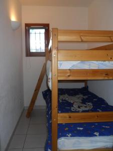 two bunk beds in a small room with a window at Les Coquillages in Mimizan-Plage