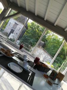 Il offre une vue sur une cuisine avec une table et une fenêtre. dans l'établissement Le Pachot - Chambres d'Hôtes, à Castelsagrat