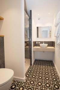 ein Bad mit einem WC und einem Waschbecken in der Unterkunft Résidence Hôtelière Alcyon in Porto-Vecchio