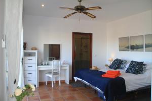 Area tempat duduk di Villa Beniarres Guest House B&B in Moraira