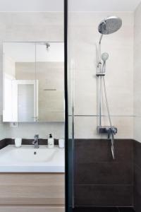 a bathroom with a shower and a sink at Villa del Duque Chayofa in Chayofa