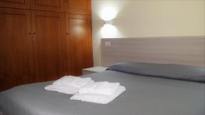 フォルミアにあるGuesthouse Holiday Formia beachのベッドルーム1室(ベッド1台にタオル2枚付)