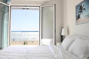 Posteľ alebo postele v izbe v ubytovaní Penthouse & apartments by the Sea airport Airstay