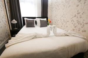 سرير أو أسرّة في غرفة في فندق فليبر أمستردام