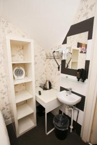 een badkamer met een wastafel en een spiegel bij Hotel Flipper Amsterdam in Amsterdam