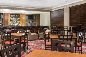 Restaurant o un lloc per menjar a Quality Inn Lexington -Horse Park