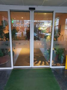 ソフィアにあるHostel Elenaのガラス戸・緑絨毯の店舗