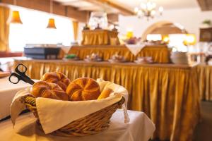 una cesta de pan con un par de tijeras en Hotel Donnerhof, en Fulpmes