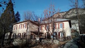 若西耶Maison familiale des Gueyniers的山前有围栏的老房子 更多19张照片