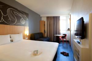 
A bed or beds in a room at ibis Annecy Centre Vieille Ville
