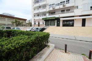 een parkeerplaats voor een gebouw bij Palacios 6, nuevo, playa, barrio tranquilo, todos los servicios, PA in Málaga