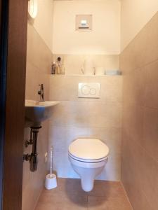 Ένα μπάνιο στο Ferienhäuser Wurian +59 φωτογραφίες