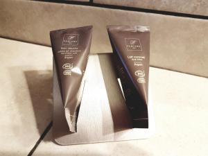 two boxes of toothbrushes are sitting on a counter at Le Clos Magedon in Médan