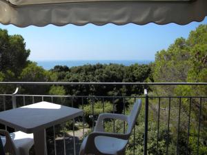 a table and chairs on a balcony with a view of the ocean at Hotel Rosa Del Tirreno in Quercianella