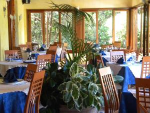 A restaurant or other place to eat at Hotel Rosa Del Tirreno