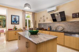 A kitchen or kitchenette at Villa Vilma