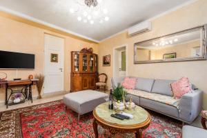 una sala de estar con un sofá y una mesa en Villa Vilma, en Opatija