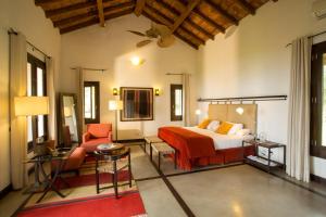un dormitorio con una cama y una silla en Puerto Valle Hotel de Esteros, en Puerto Valle 31 fotos más