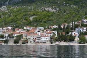 a town on the shore of a body of water at Villa Adria in Brist