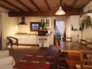 uma cozinha e sala de jantar com uma mesa de madeira em Rose Cottage Tuscany em Fosdinovo