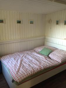 duże łóżko w pokoju z: w obiekcie Haus Silke am See w mieście Groß Köris