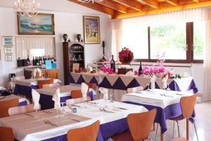 jadalnia ze stołami i krzesłami w pokoju w obiekcie Hotel Orchidea w mieście Peschici