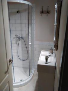 a bathroom with a shower and a sink and a tub at Apartamento Romántico in Valencia