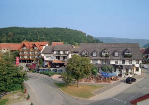 蓋辛根的住宿－Hotel Gasthof Sternen，享有城镇的空中景观,拥有建筑和街道