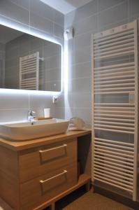 bagno con lavandino e specchio di Appt Le Caribou/La Mongie a La Mongie