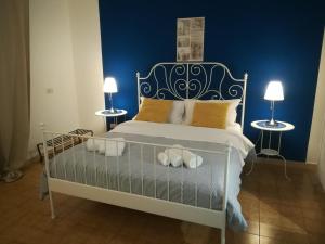 ein Schlafzimmer mit einem Bett mit zwei Nachttischen in der Unterkunft La Dimora dei sette Arcangeli in Palermo