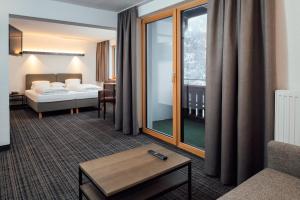 Łóżko lub łóżka w pokoju w obiekcie Panoramahotel Fliesserhof