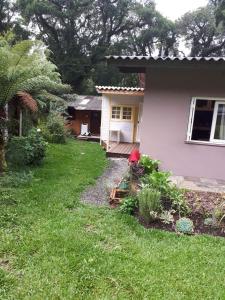 uma casa com um quintal ao lado de uma casa em Chalé da Tranquilidade em Gramado