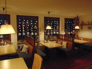 A restaurant or other place to eat at Pension Hubertus