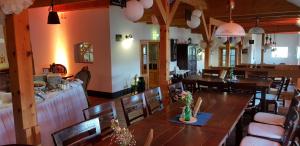 comedor con mesa y sillas en Hofcafé & Ferienhof Akkens, en Greetsiel