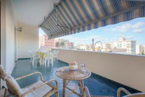 eine Terrasse mit einem Tisch und Stühlen auf dem Balkon in der Unterkunft Aranci 77 Sorrento in Sorrent