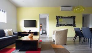 TV a/nebo společenská místnost v ubytování Azura Boutique Hotel