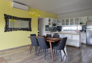 Kuchyň nebo kuchyňský kout v ubytování Azura Boutique Hotel
