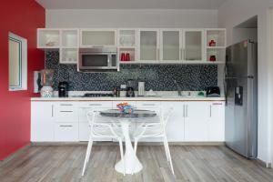 Kuchyň nebo kuchyňský kout v ubytování Azura Boutique Hotel