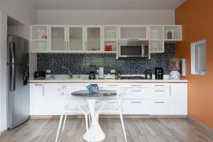 Kuchyň nebo kuchyňský kout v ubytování Azura Boutique Hotel