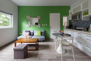 Kuchyň nebo kuchyňský kout v ubytování Azura Boutique Hotel