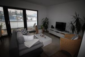 sala de estar con sofá y TV en Ferienwohnung Schamne en Gernsbach