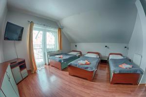 Posteľ alebo postele v izbe v ubytovaní Restauracja -Zajazd trzech braci + 37 fotografií