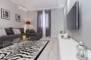 una sala de estar con una alfombra estampada de cebra en Mandalina Suite, en Šibenik