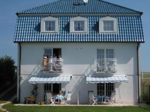 a group of people on a balcony of a house at Strandvilla Kalifornien direkt am Meer in Kalifornien