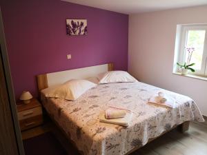 Un dormitorio con una cama con dos toallas encima. en Apartment Aria, en Rab