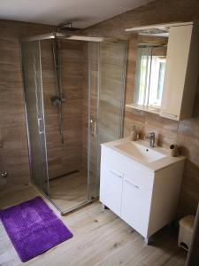 un baño con ducha y lavabo en Apartment Aria, en Rab