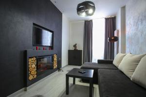 Una sala de estar con un sofá y una chimenea. en Simona Maria, en Bucarest 10 fotos más