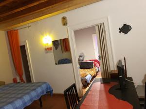 - une chambre avec un lit et un miroir dans l'établissement La Casa di Daniele, à Brescia