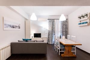 a living room with a couch and a table at 1 habitación Apartamento in Madrid
