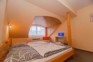 Un pat sau paturi într-o cameră la Penzion Moyzes